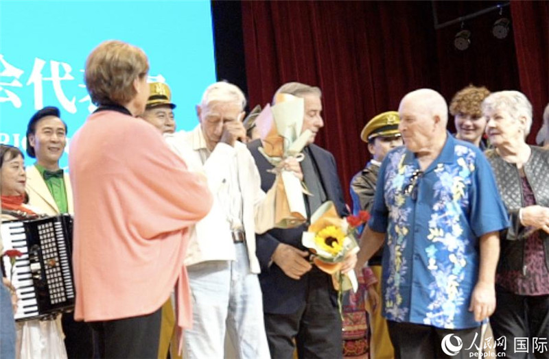 哈里·莫耶和代表團其他成員訪問昆明外國語學(xué)校，觀看講述飛虎隊開辟駝峰航線故事的音樂劇《翠堤長虹》，并與學(xué)校師生合唱《友誼地久天長》。人民網(wǎng) 趙瞳攝