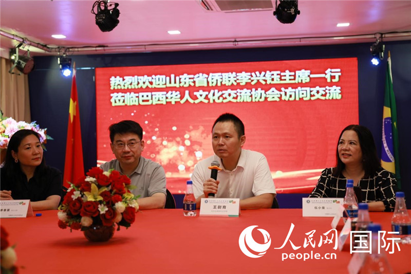 中國(guó)駐里約熱內(nèi)盧副總領(lǐng)事王尉育（右二）發(fā)表致辭。人民網(wǎng)記者宋亦然攝