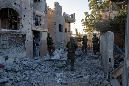 這張以色列國防軍11月12日發(fā)布的照片顯示，以軍地面部隊在加沙地帶北部開展軍事行動。新華社發(fā)