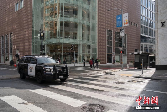 當(dāng)?shù)貢r(shí)間11月13日，美國加州舊金山聯(lián)合廣場周邊剛剛被沖洗過的街道較往常更為整潔。<a target='_blank' href='/'><p  align=