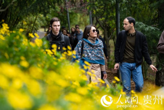 歐亞國家媒體記者走進(jìn)觀山湖公園。人民網(wǎng) 陽茜攝