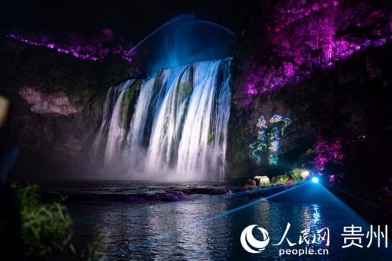 光影中的黃果樹大瀑布。人民網(wǎng) 陽茜攝