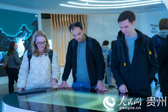 在國家大數(shù)據(jù)（貴州）綜合試驗(yàn)區(qū)交流體驗(yàn)中心，歐亞國家記者體驗(yàn)貴州大數(shù)據(jù)應(yīng)用場(chǎng)景。人民網(wǎng) 陽茜攝