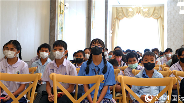 圖為獎(jiǎng)助學(xué)金頒發(fā)現(xiàn)場(chǎng)。人民網(wǎng)記者 白元琪攝