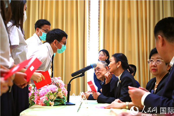 圖為獎(jiǎng)助學(xué)金頒發(fā)現(xiàn)場(chǎng)。人民網(wǎng)記者 白元琪攝