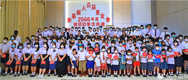 圖為出席嘉賓和現(xiàn)場(chǎng)獲獎(jiǎng)學(xué)生合影留念。人民網(wǎng)記者 白元琪攝