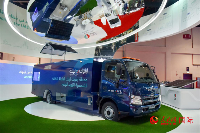 阿聯(lián)酋國家石油公司發(fā)布的電動運(yùn)油卡車。該卡車用光伏板和電池驅(qū)動，但主要目的是輸送汽油。   人民網(wǎng) 塔里克·易卜拉欣攝