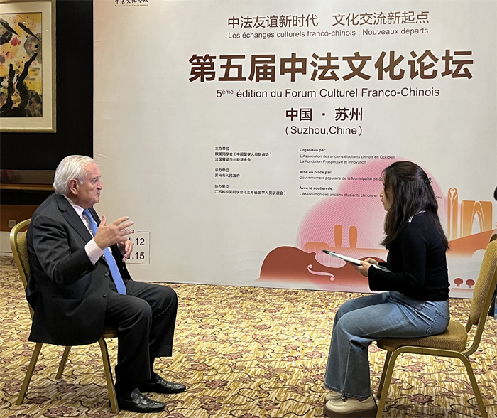 法國前總理、法國展望與創(chuàng)新基金會主席讓-皮埃爾·拉法蘭接受人民網(wǎng)的采訪。（國際在線供圖）