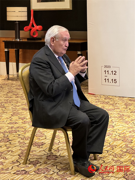 法國前總理、法國展望與創(chuàng)新基金會主席讓-皮埃爾·拉法蘭接受人民網(wǎng)的采訪。（人民網(wǎng) 謝瑩攝）