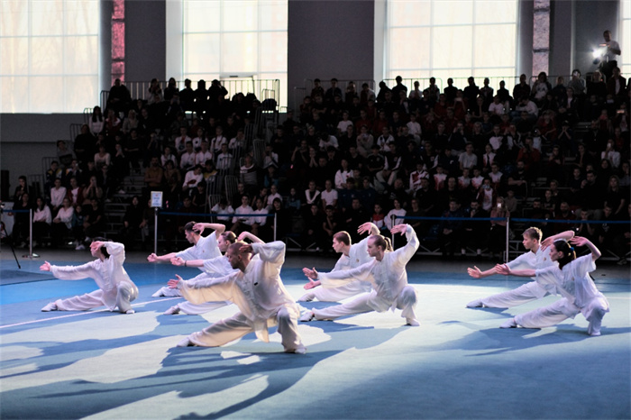 俄羅斯武術(shù)運(yùn)動(dòng)員進(jìn)行示范表演。駐俄羅斯大使館供圖