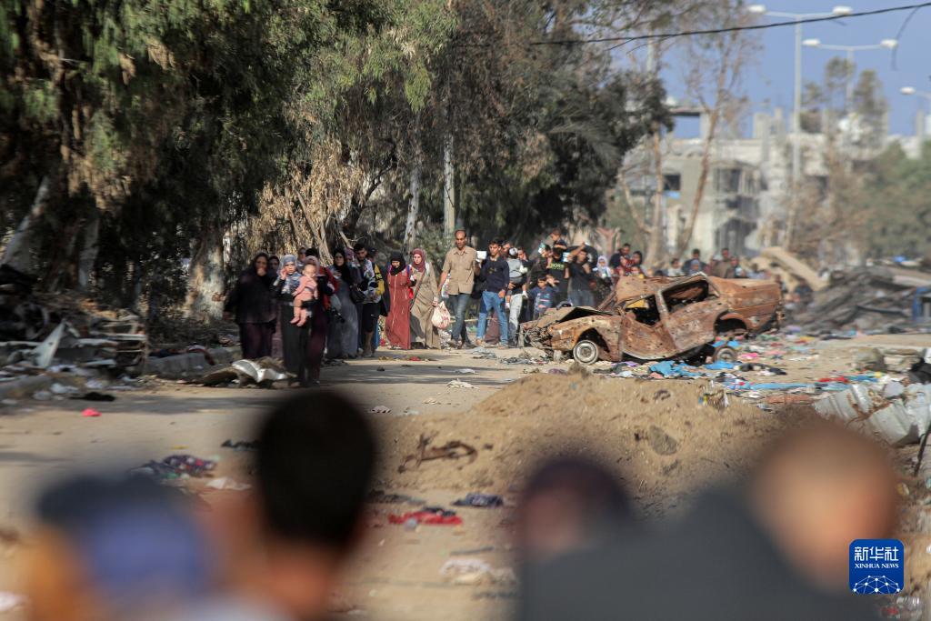 11月18日，在加沙地帶南部地區(qū)，巴勒斯坦人向南遷移。