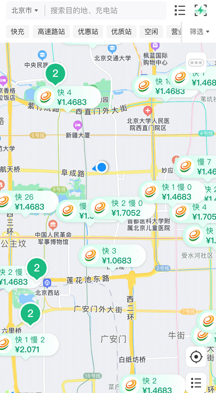 中新財經(jīng)查詢相關(guān)充電APP發(fā)現(xiàn)，電價平峰時段，快充樁的價格普遍在1.4元度左右。