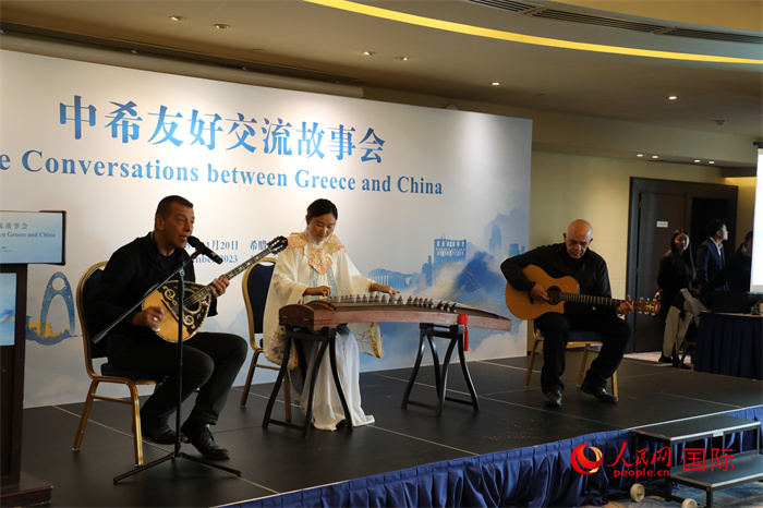 中希藝術(shù)家用古箏和布祖基琴演奏希臘著名歌曲《比雷埃夫斯的孩子》。   人民網(wǎng)記者 謝亞宏攝
