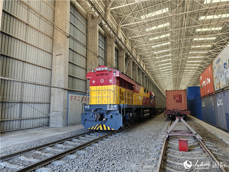 換裝完畢的中歐班列即將從換裝庫(kù)內(nèi)駛出。人民網(wǎng)記者 劉潔妍攝