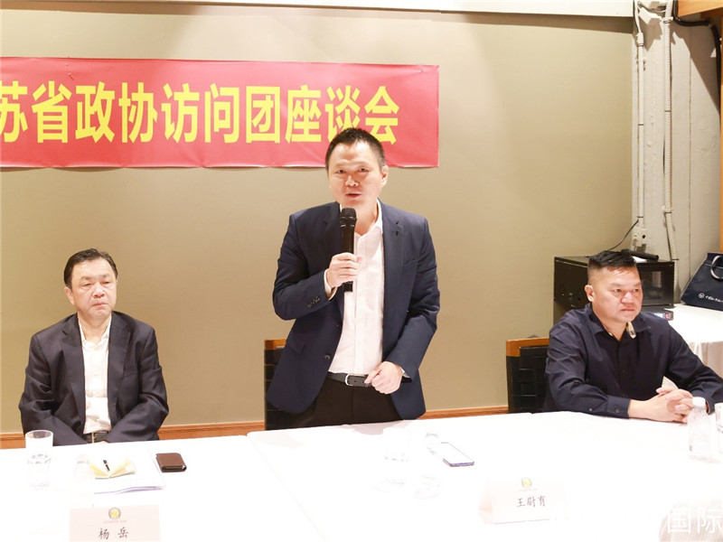 中國駐里約總領(lǐng)館副總領(lǐng)事王尉育（中）在座談會(huì)上致辭。人民網(wǎng)記者 陳海琪攝