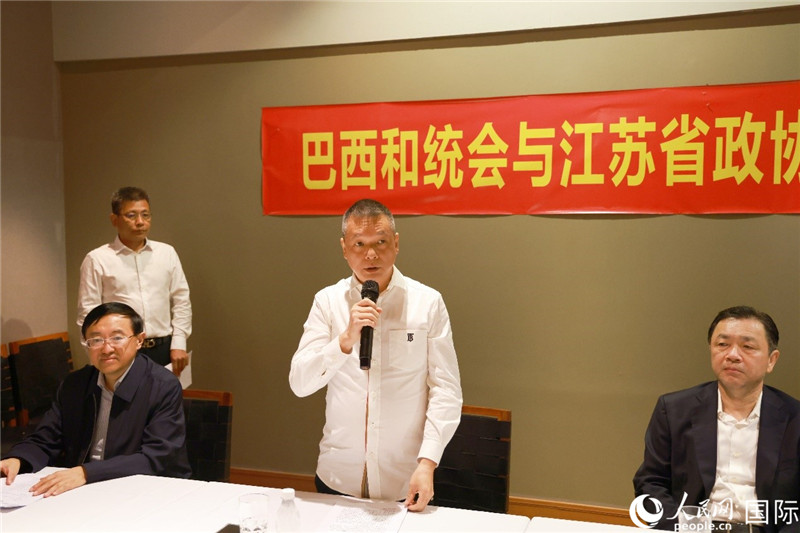 巴西和統(tǒng)會(huì)會(huì)長王俊曉（中）在座談會(huì)上致辭。人民網(wǎng)記者 陳海琪攝