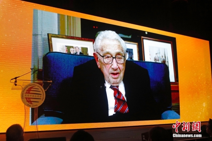 資料圖為當(dāng)?shù)貢r間2023年1月18日晚，美國中國總商會(CGCC)在紐約舉行2023年中國農(nóng)歷新年晚宴。圖為美國前國務(wù)卿亨利·基辛格以視頻方式致辭。<a target='_blank' href='/'><p  align=