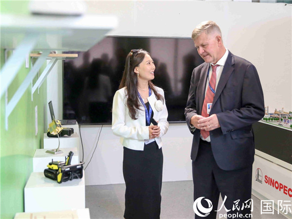 嘉賓參觀中國角展示。人民網(wǎng) 塔里克·易卜拉欣攝