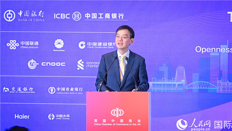 英國(guó)中國(guó)商會(huì)會(huì)長(zhǎng)、中國(guó)銀行倫敦分行行長(zhǎng)方文建 致歡迎辭。人民網(wǎng) 郭錦標(biāo)攝