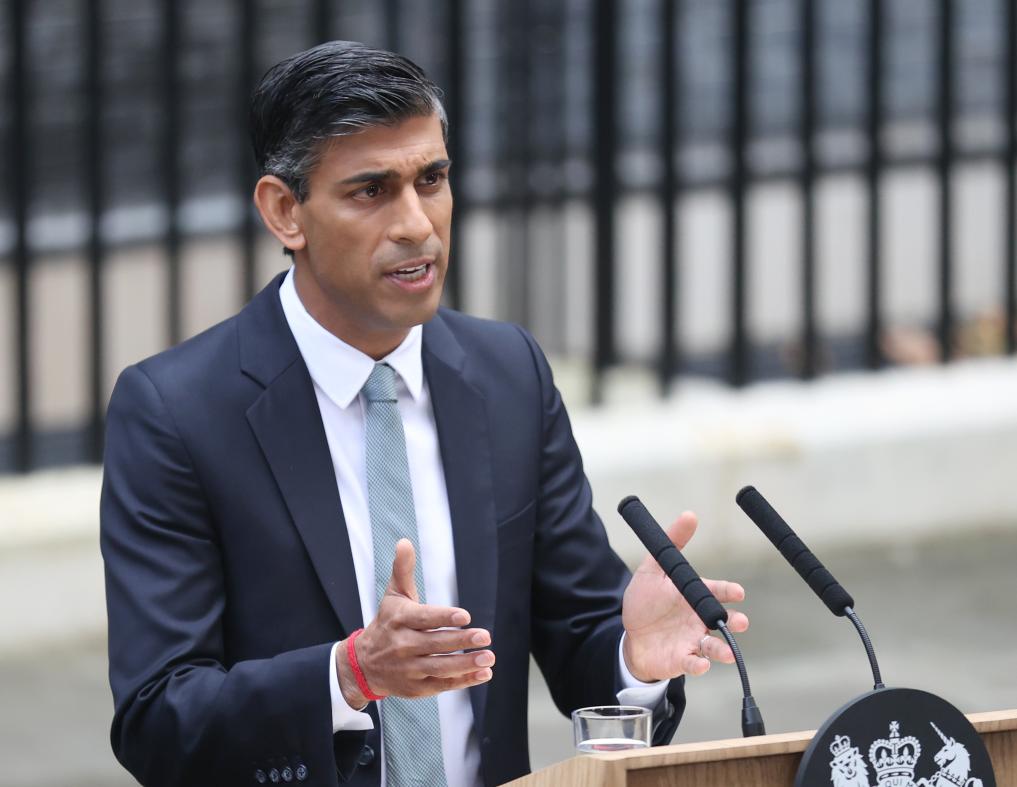 2022年10月25日，里?！ぬK納克在英國倫敦唐寧街10號(hào)首相府前發(fā)表講話。新華社記者李穎攝