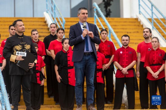 12月2日，希臘文化部副部長赫里斯托斯·季馬斯（中）在希臘雅典圣誕劇場舉行的“中希國際戲劇節(jié)”開幕式上講話。新華社發(fā)（馬里奧斯·羅洛斯攝）