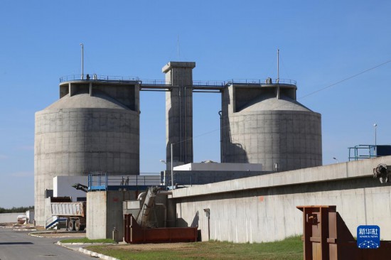 這是11月28日在突尼斯蘇塞市拍攝的中企承接建造的哈姆敦污水處理站一角。位于北非的突尼斯連續(xù)數(shù)年遭遇干旱，居民生活和農(nóng)業(yè)生產(chǎn)受到嚴(yán)重影響。突尼斯媒體近日?qǐng)?bào)道了中企承接的突尼斯南部蘇塞市污水處理廠項(xiàng)目，稱贊它不僅為當(dāng)?shù)剞r(nóng)民提供了穩(wěn)定的灌溉水源，還減少了環(huán)境污染。新華社記者 黃靈 攝