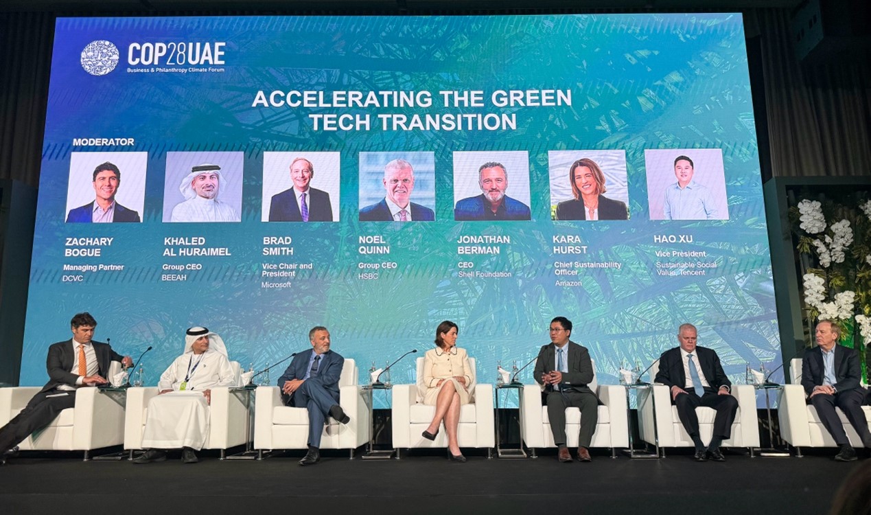 騰訊可持續(xù)社會(huì)價(jià)值副總裁、騰訊碳中和實(shí)驗(yàn)室負(fù)責(zé)人許浩（右三）在COP28上和微軟公司主席(右一)、匯豐銀行全球首席執(zhí)行官(右二)以及亞馬遜首席可持續(xù)發(fā)展官(左四)等對(duì)話。圖片由騰訊公司提供