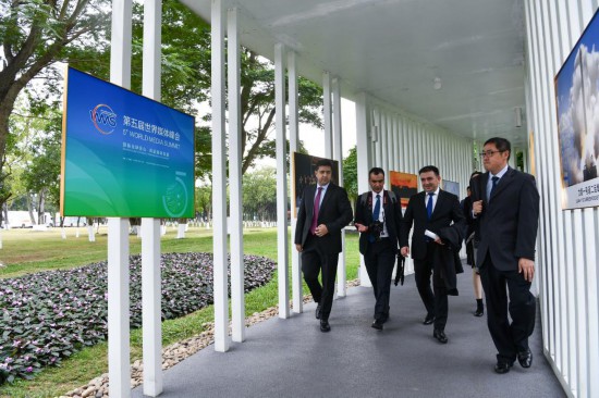   2023年12月2日，參會(huì)代表抵達(dá)廣州南沙灣濱海會(huì)議中心。（新華社記者梁旭攝）