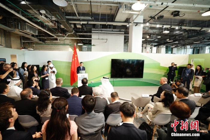 當(dāng)?shù)貢r間11月30日，《聯(lián)合國氣候變化框架公約》第28次締約方大會(COP28)中國角開幕式暨“生態(tài)文明與美麗中國實踐”邊會在迪拜舉行。圖為中國生態(tài)環(huán)境部部長黃潤秋在邊會上發(fā)表致辭。<a target='_blank' href='/' _fcksavedurl='/'><p  align=