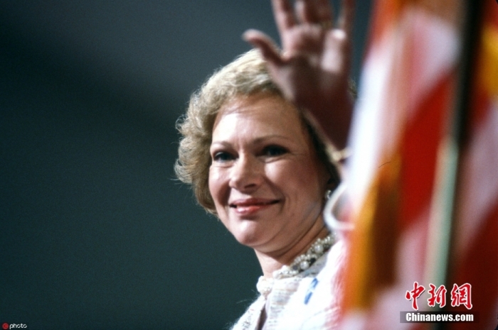 當(dāng)?shù)貢r(shí)間11月19日，卡特中心宣布，美國前第一夫人羅莎琳·卡特于當(dāng)天去世，享年96歲。根據(jù)卡特中心發(fā)布的聲明，在家人的陪伴下，羅莎琳·卡特在佐治亞州普萊恩斯的家中平靜地去世?？ㄌ刂行?7日宣布，羅莎琳·卡特開始接受臨終關(guān)懷。圖為羅莎琳·卡特資料圖。圖/ICphoto