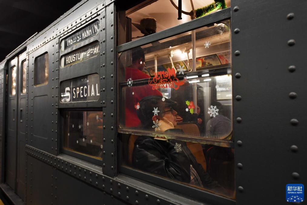 12月2日，在美國(guó)紐約，人們乘坐“懷舊地鐵”專列。新華社記者 李睿 攝