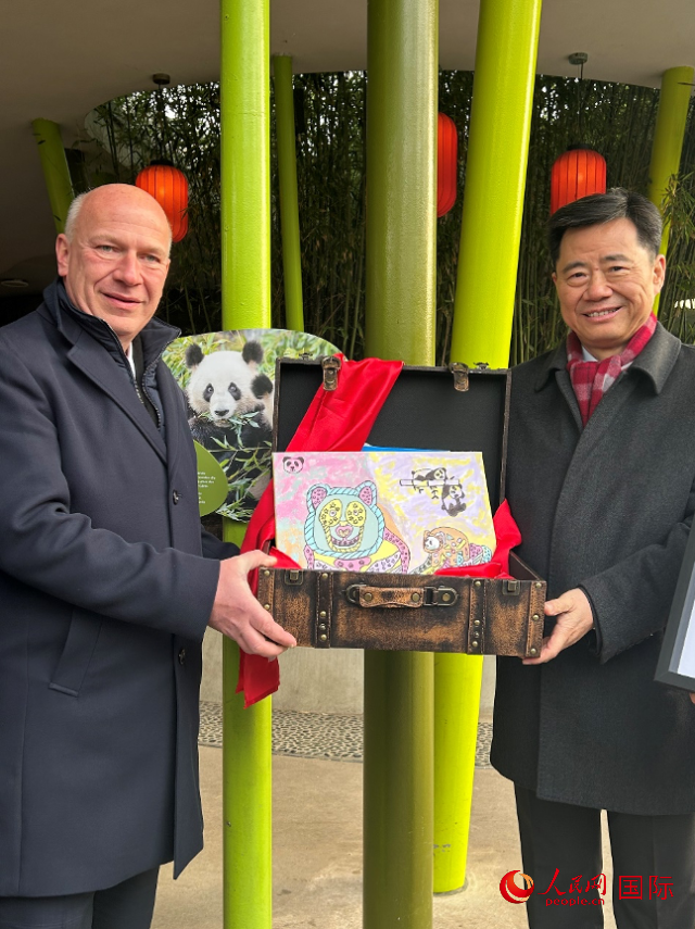 吳墾大使和韋格納市長(zhǎng)手捧德國(guó)兒童為“夢(mèng)想”“夢(mèng)圓”準(zhǔn)備的手繪“送別大禮包”。人民網(wǎng)記者 徐馨攝