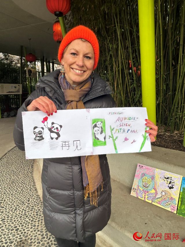 桑德拉和德國(guó)小朋友們的作品。右圖寫著“祝福好運(yùn)，再見 Pit和Paule（“夢(mèng)想”“夢(mèng)圓”的德語(yǔ)名字）”。人民網(wǎng)記者 徐馨攝