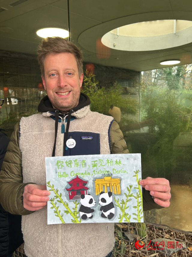特別從法國(guó)趕來(lái)送別“夢(mèng)想”“夢(mèng)圓”的專業(yè)級(jí)熊貓粉絲 Pouille先生和此次征集的兒童作品。人民網(wǎng)記者 徐馨攝