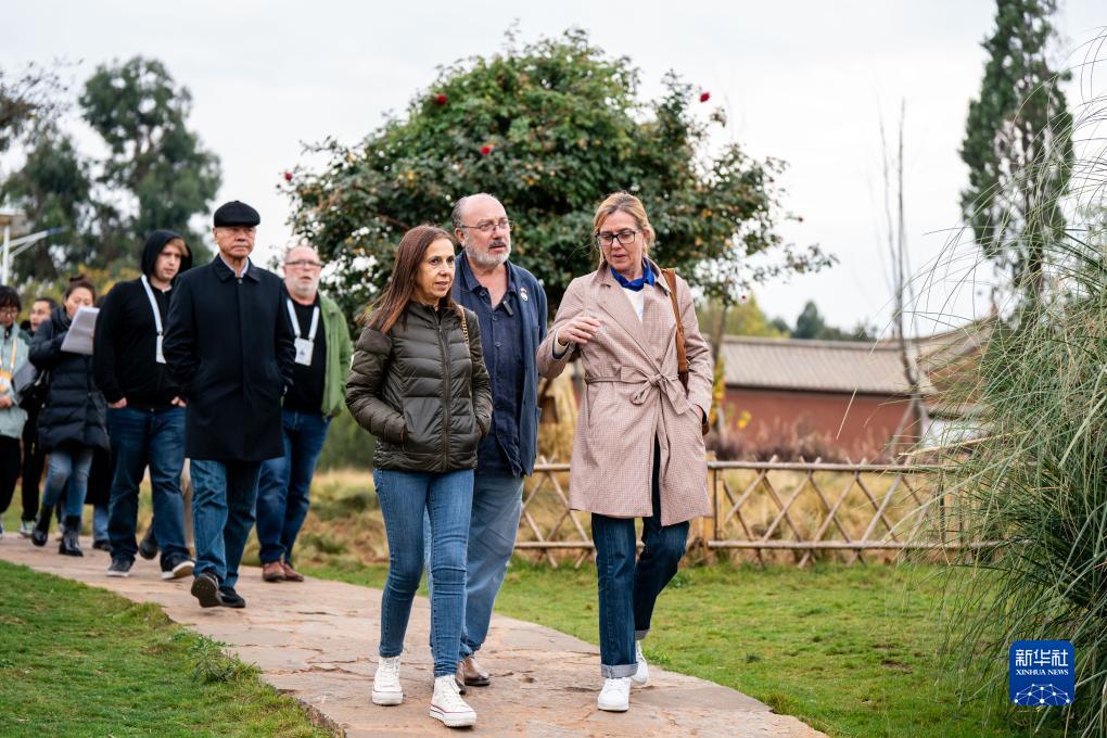 12月6日，世界媒體峰會參會代表在昆明市晉寧區(qū)小漁村參觀。新華社記者 胡超 攝
