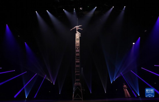 12月8日，演員在法國(guó)巴黎舉行的中國(guó)雜技“奇妙之夜”演出上表演《高椅》。新華社記者 高靜 攝