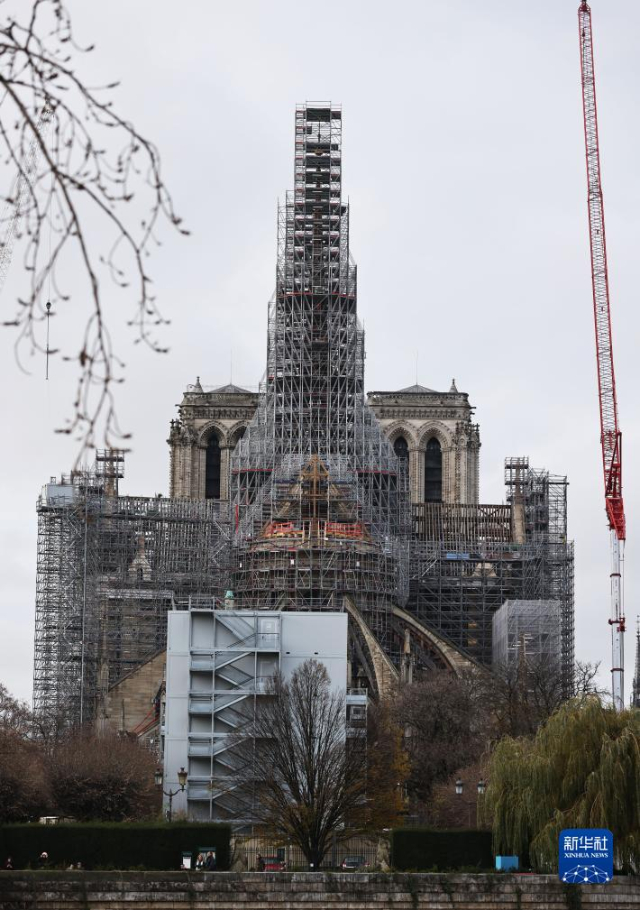 這是12月8日在法國巴黎拍攝的修復(fù)中的巴黎圣母院。新華社記者 高靜 攝