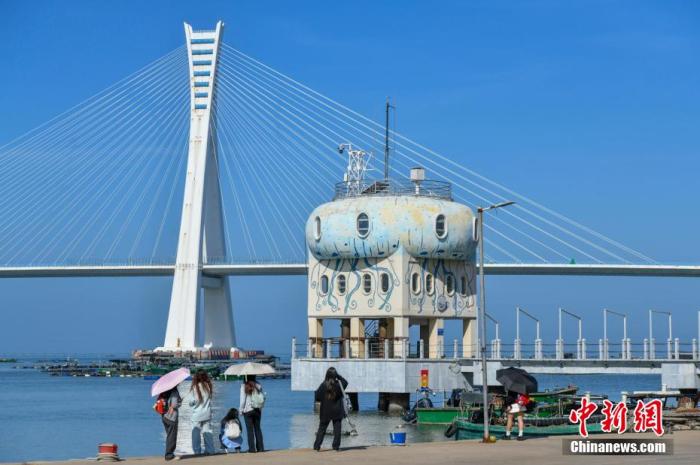 圖為游客在文昌鋪前漁港游玩。<a target='_blank' href='/' _fcksavedurl='/' ><p  align=