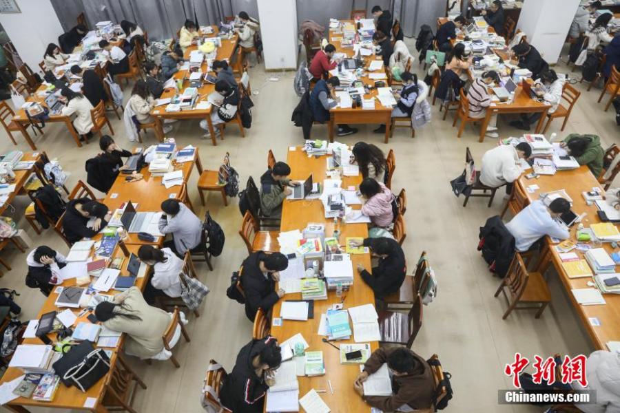 資料圖：眾多考研學(xué)生在南昌大學(xué)圖書館的自習(xí)室內(nèi)復(fù)習(xí)備考。劉力鑫 攝