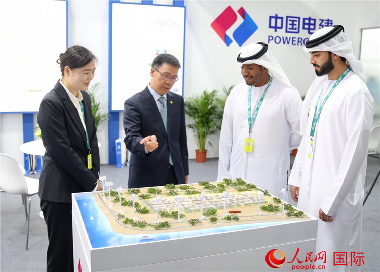 訪客在中國電建展臺(tái)參觀風(fēng)電項(xiàng)目沙盤。人民網(wǎng) 塔里克·易卜拉欣攝