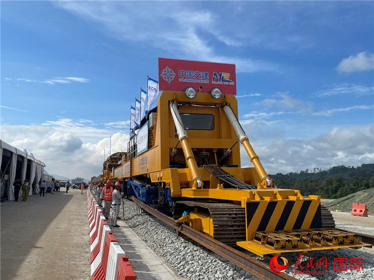馬東鐵項(xiàng)目軌道工程啟動(dòng)儀式現(xiàn)場(chǎng)。人民網(wǎng)記者 劉慧攝