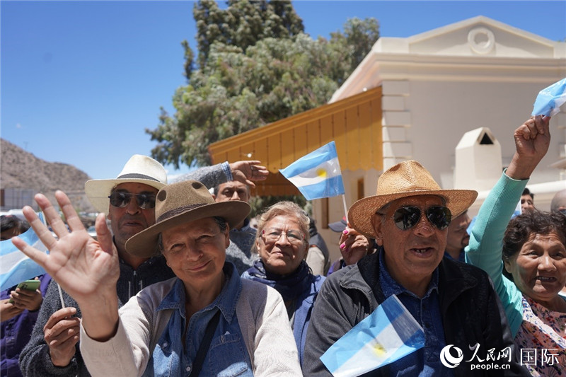 圖為當(dāng)?shù)孛癖娮园l(fā)舉行慶祝活動(dòng)。人民網(wǎng)記者 許放攝