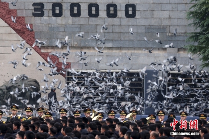 12月13日是第十個南京大屠殺死難者國家公祭日。當(dāng)天上午，南京大屠殺死難者國家公祭儀式在侵華日軍南京大屠殺遇難同胞紀(jì)念館舉行。圖為國家公祭儀式現(xiàn)場。<a target='_blank' href='/'><p  align=