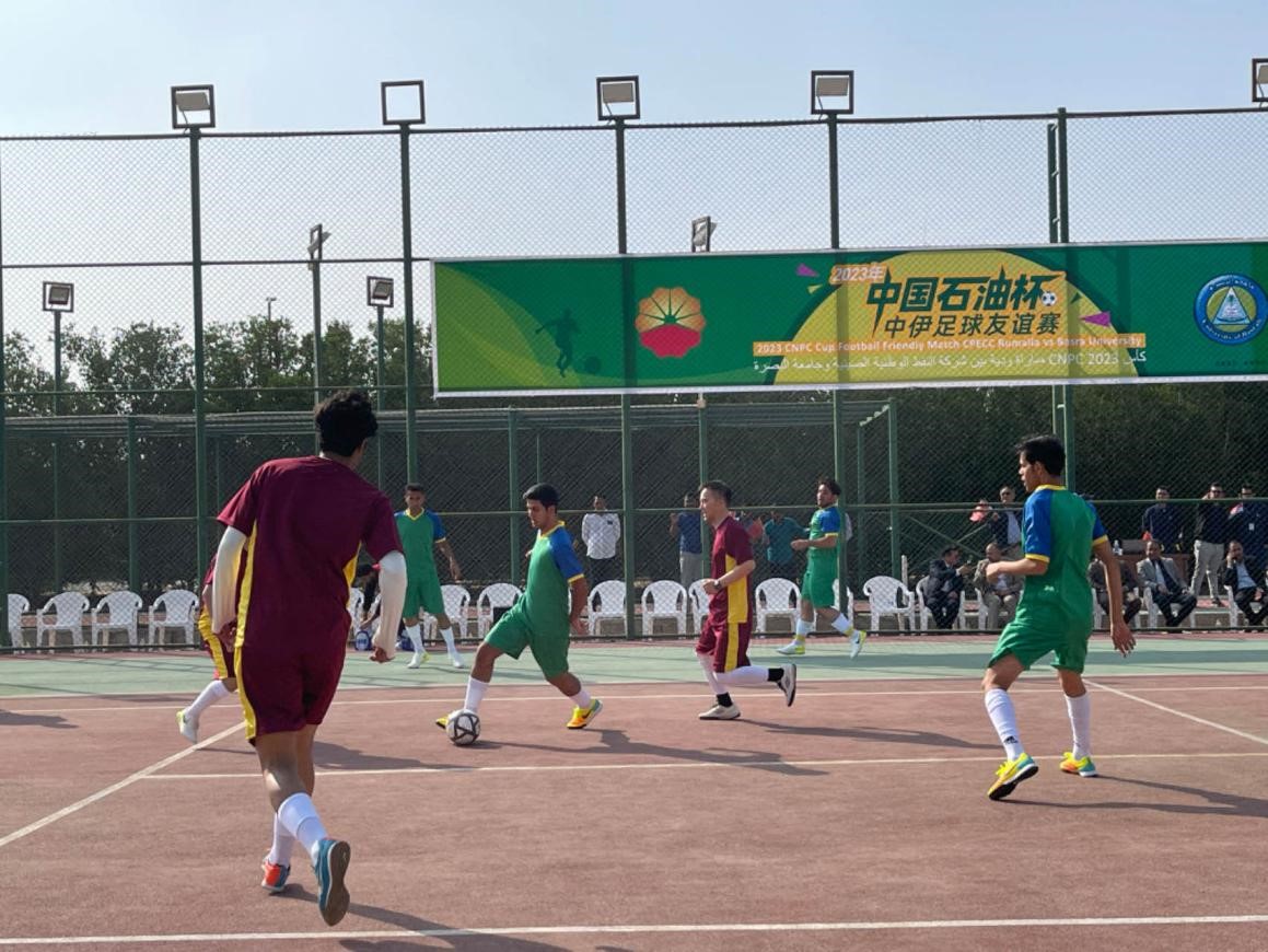 12月14日，中國石油（伊拉克）魯邁拉片區(qū)舉辦公共開放日和足球友誼賽。中國石油工程建設(shè)有限公司魯邁拉項目代表隊與巴士拉大學(xué)代表隊進(jìn)行了比賽，巴士拉大學(xué)代表隊獲勝。文學(xué)軍攝