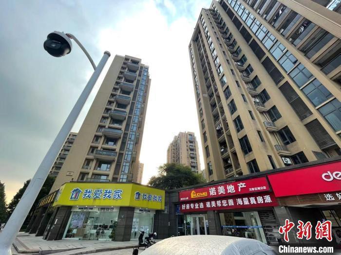 多家房地產(chǎn)中介。 蘇婷 攝