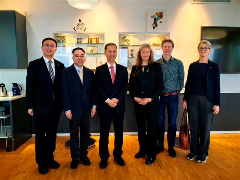 中國(guó)駐瑞典大使崔愛民（左三）會(huì)見瑞典農(nóng)業(yè)大學(xué)校長(zhǎng)薇迪（左四）。中國(guó)駐瑞典大使館供圖。