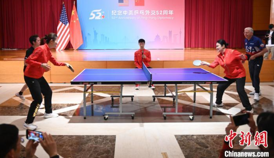 當?shù)貢r間12月13日，中國駐美使館在華盛頓舉辦慶祝活動紀念中美乒乓外交52周年。圖為丁寧、劉偉、戴爾等中美運動員上演混雙表演賽。中新社記者 陳孟統(tǒng) 攝
