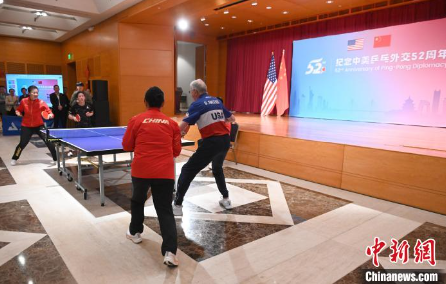 當?shù)貢r間12月13日，中國駐美使館在華盛頓舉辦慶祝活動紀念中美乒乓外交52周年。圖為丁寧、劉偉、戴爾等中美運動員上演混雙表演賽。中新社記者 陳孟統(tǒng) 攝