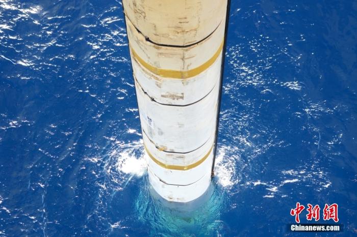 鉆井平臺上伸入海中的設(shè)備。<a target='_blank' href='/' _fcksavedurl='/' ><p  align=