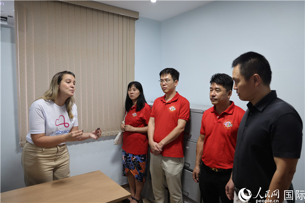 王尉育等人參觀并了解協(xié)會活動場所及設(shè)施。人民網(wǎng)記者 時元皓攝